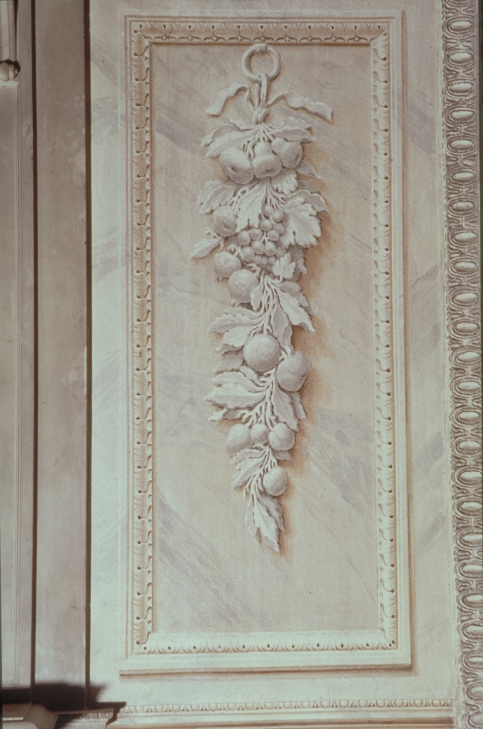 festone con frutti e nastri (dipinto, elemento d'insieme) di Tiepolo Giovanni Battista (attribuito) (prima metà sec. XVIII)