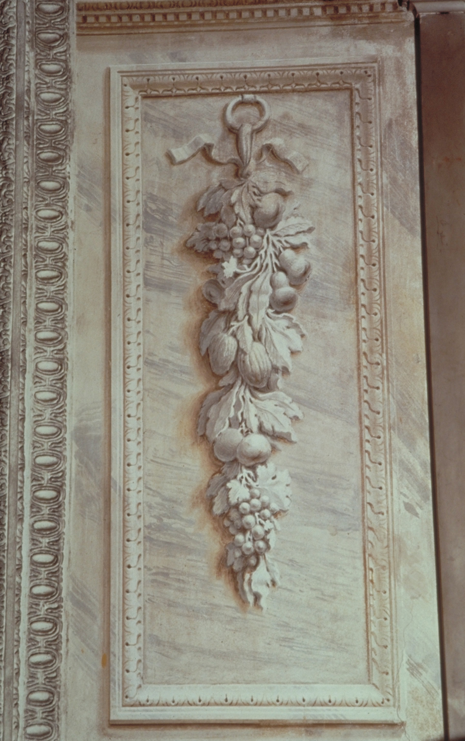 festone con frutti e nastri (dipinto, elemento d'insieme) di Tiepolo Giovanni Battista (attribuito) (prima metà sec. XVIII)