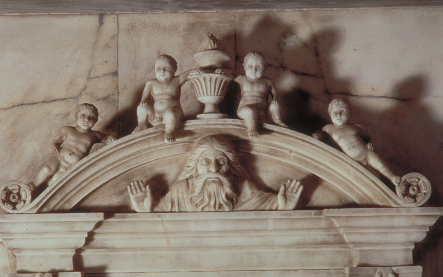 Dio Padre e angeli (rilievo, elemento d'insieme) di Lombardo Tullio (attribuito) (secc. XV/ XVI)