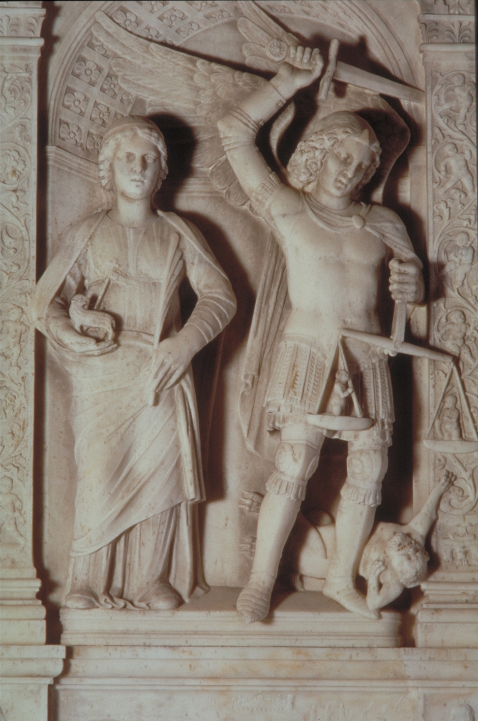 Sant'Agnese e San Michele Arcangelo (rilievo, elemento d'insieme) di Lombardo Tullio (attribuito) (secc. XV/ XVI)