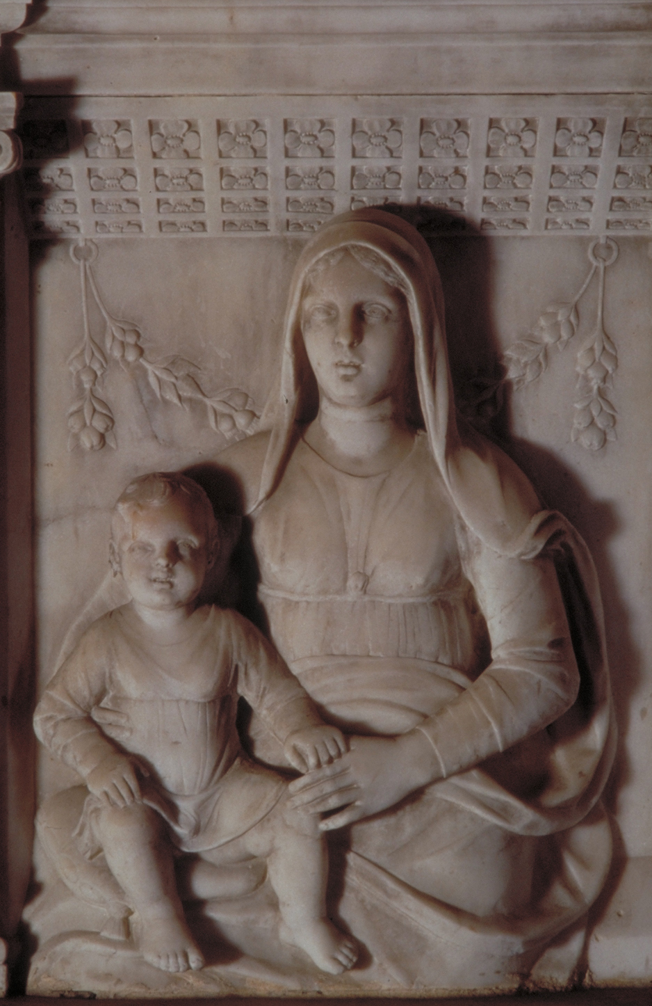 Madonna con Bambino (rilievo, elemento d'insieme) di Lombardo Tullio (attribuito) (secc. XV/ XVI)