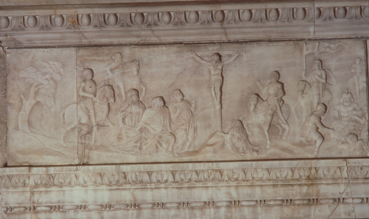crocifissione di Cristo (rilievo, elemento d'insieme) di Lombardo Tullio (attribuito) (secc. XV/ XVI)