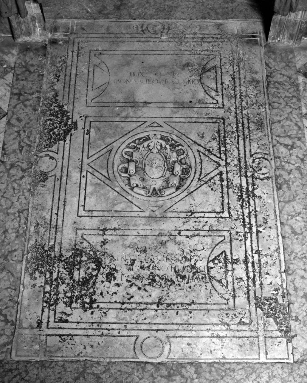 lastra tombale - produzione veneziana (sec. XVI)