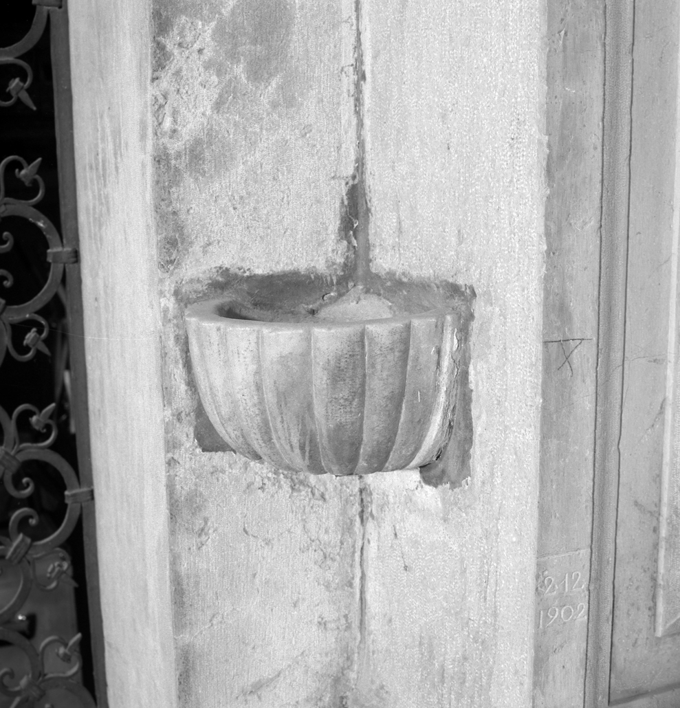 acquasantiera da parete - ambito veneziano (sec. XVI)