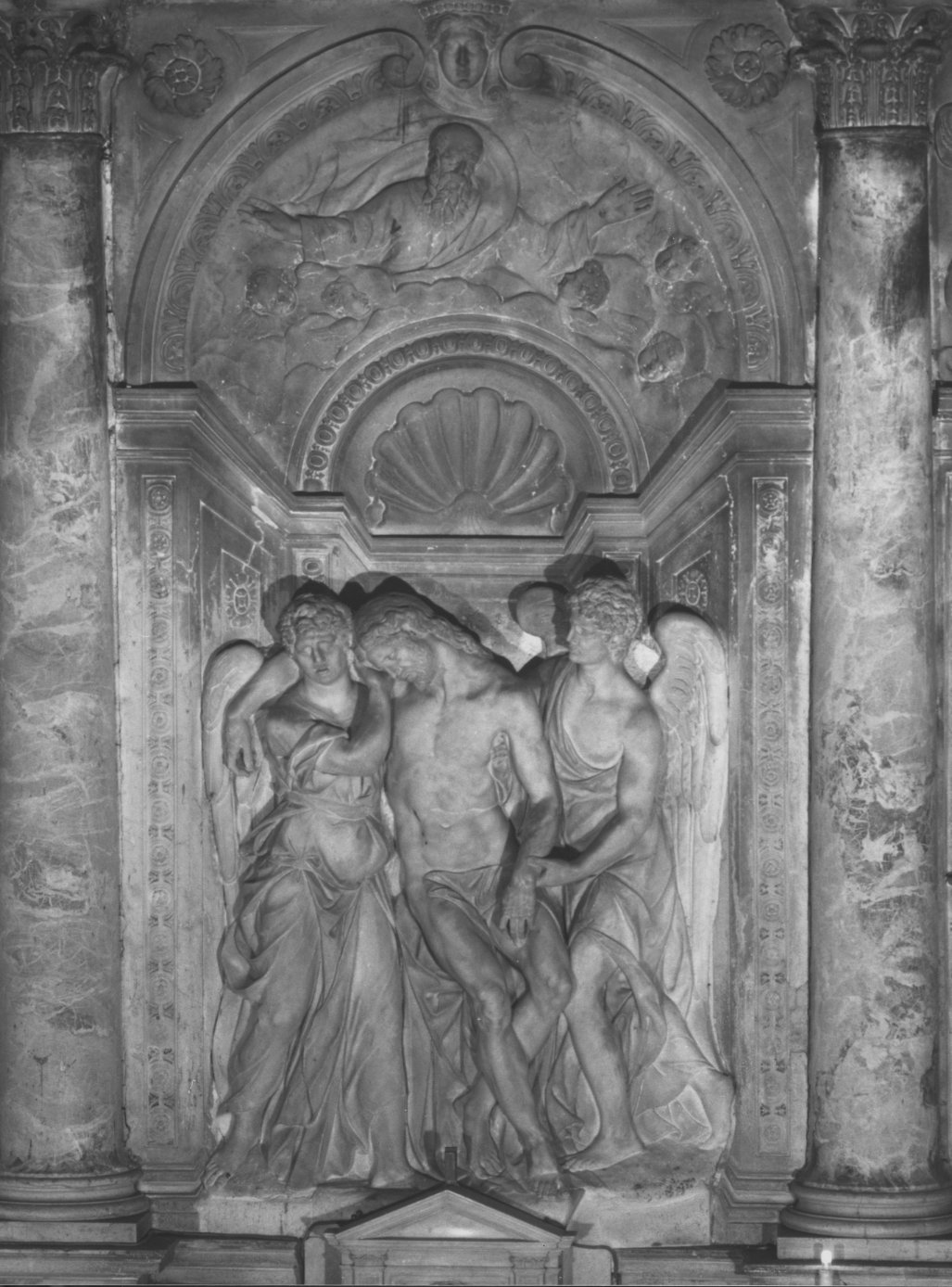 Cristo morto sorretto da angeli (rilievo) di Campagna Girolamo (sec. XVI)