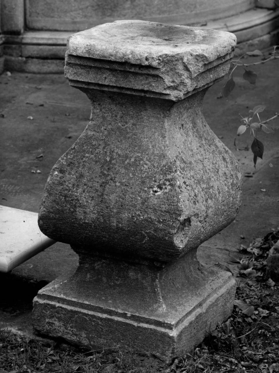 piedistallo - ambito veneto (sec. XVIII)