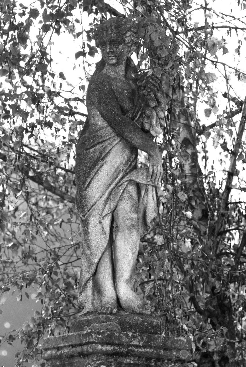 figura femminile (statua, elemento d'insieme) - ambito veneto (sec. XVIII)