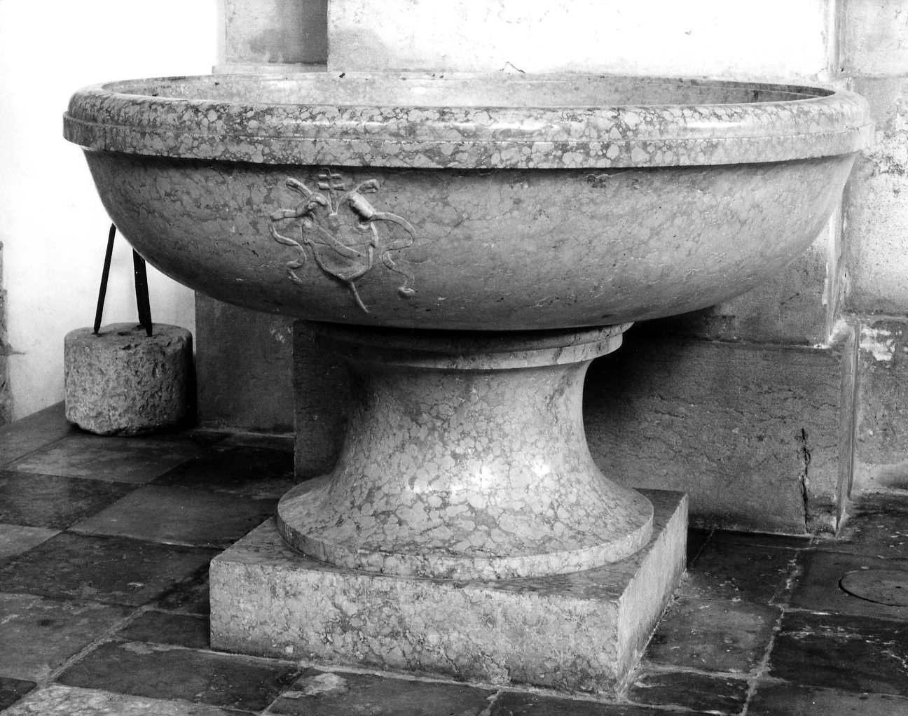 fonte battesimale - a fusto - bottega veneta (seconda metà sec. XVII)