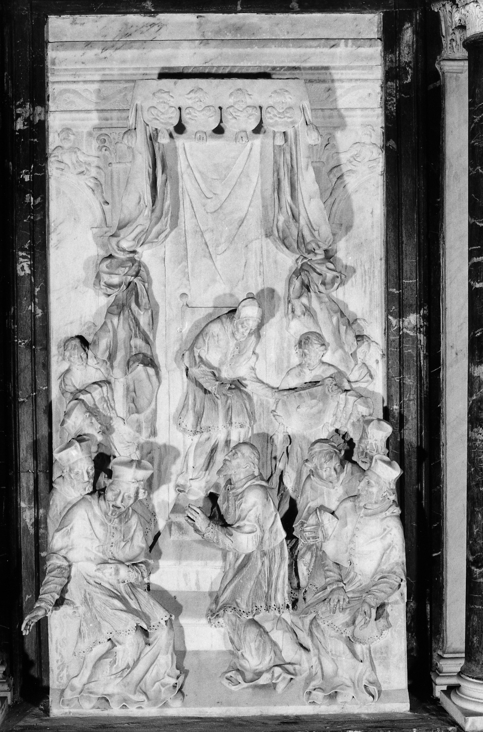 Papa Paolo V impone il cappello cardinalizio a Francesco Vendramin (rilievo, elemento d'insieme) - ambito veneziano (sec. XVII)