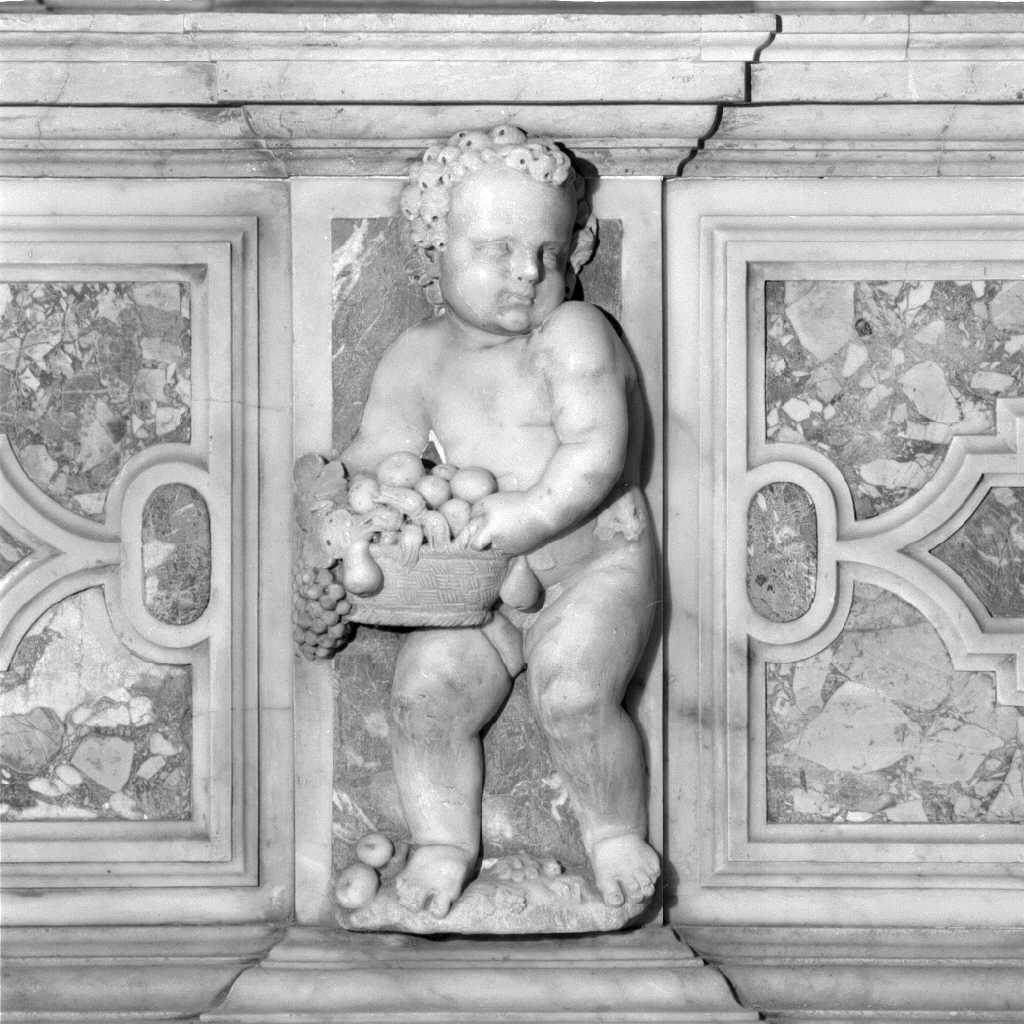 putto con cesta di frutta (scultura, elemento d'insieme) - ambito veneto (primo quarto sec. XVII)
