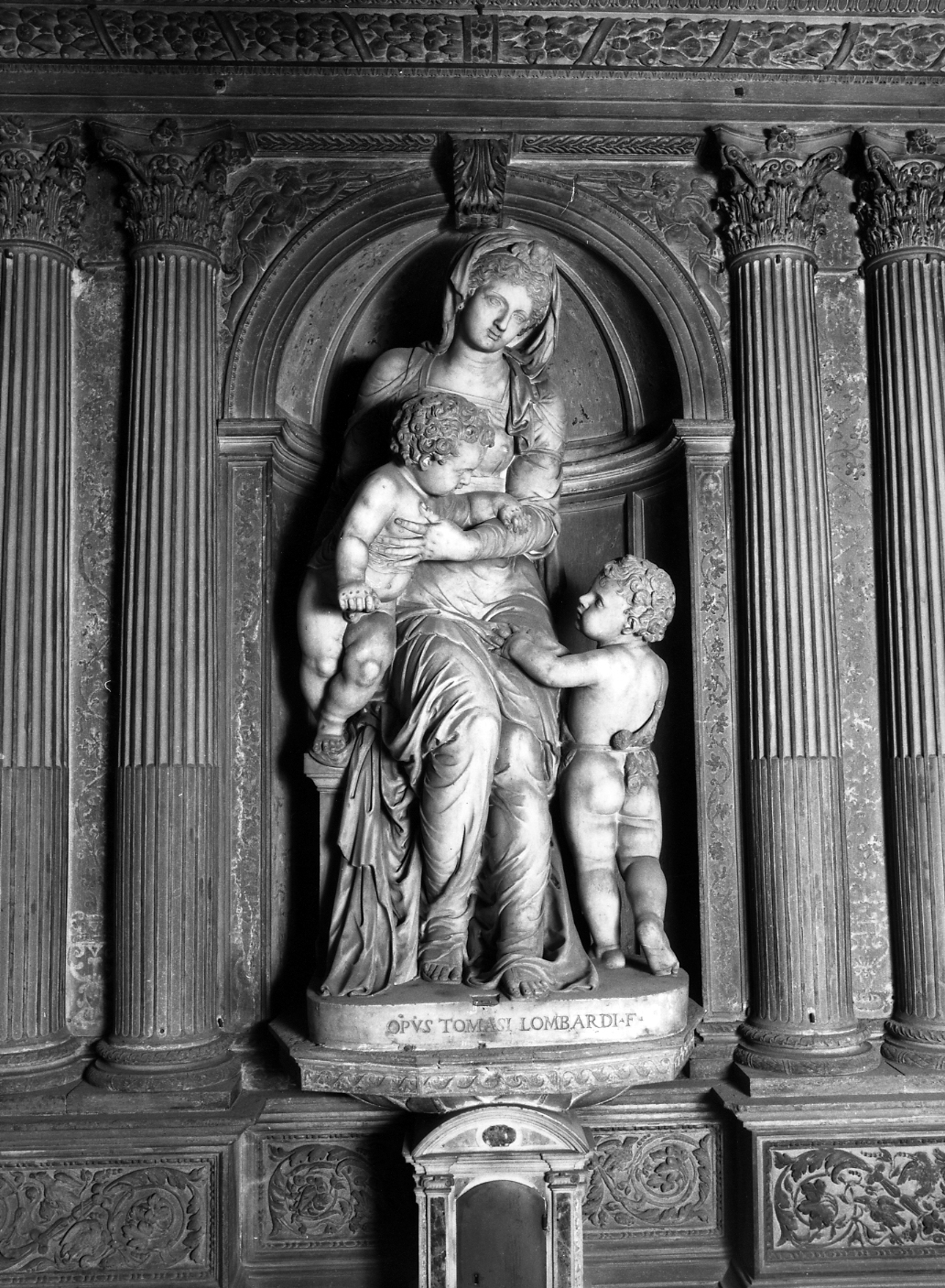 Madonna con Bambino e San Giovannino (gruppo scultoreo) di Mariani Sebastiano detto Sebastiano da Lugano (metà sec. XVI)