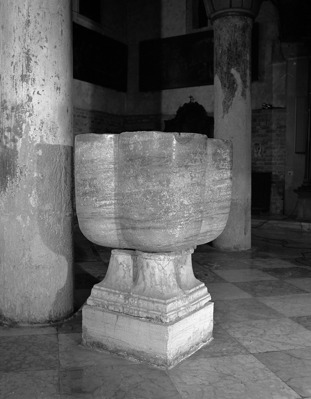 acquasantiera - a fusto - ambito orientale (sec. XII)