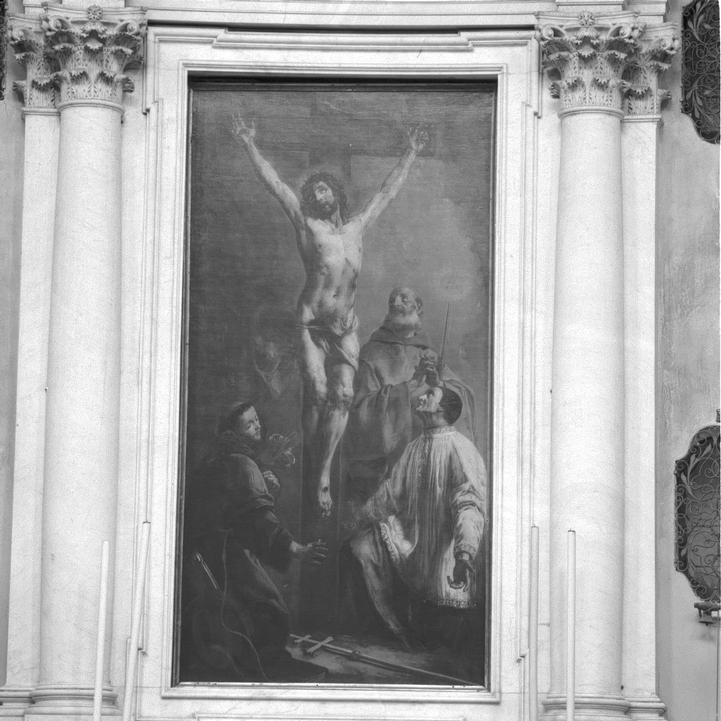 Cristo crocifisso con S. Antonio da Padova, S. Lorenzo Giustiniani e S. Francesco di Paola (pala d'altare) di Marinetti Antonio detto Chiozzotto (sec. XVIII)