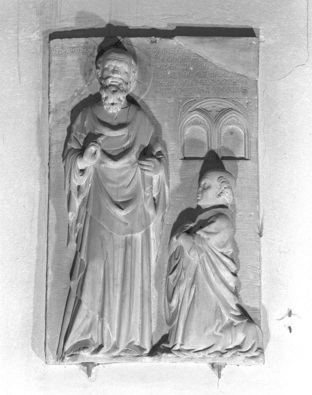 S. Giovanni Evangelista venerato da Bartolomeo Ravacaulo (rilievo, elemento d'insieme) - ambito veneziano (sec. XIV)