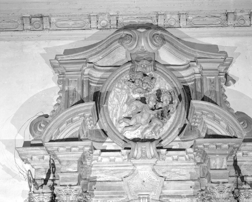 Angeli in volo che trasportano una corona e cherubini (rilievo, elemento d'insieme) - ambito veneto (sec. XVIII)