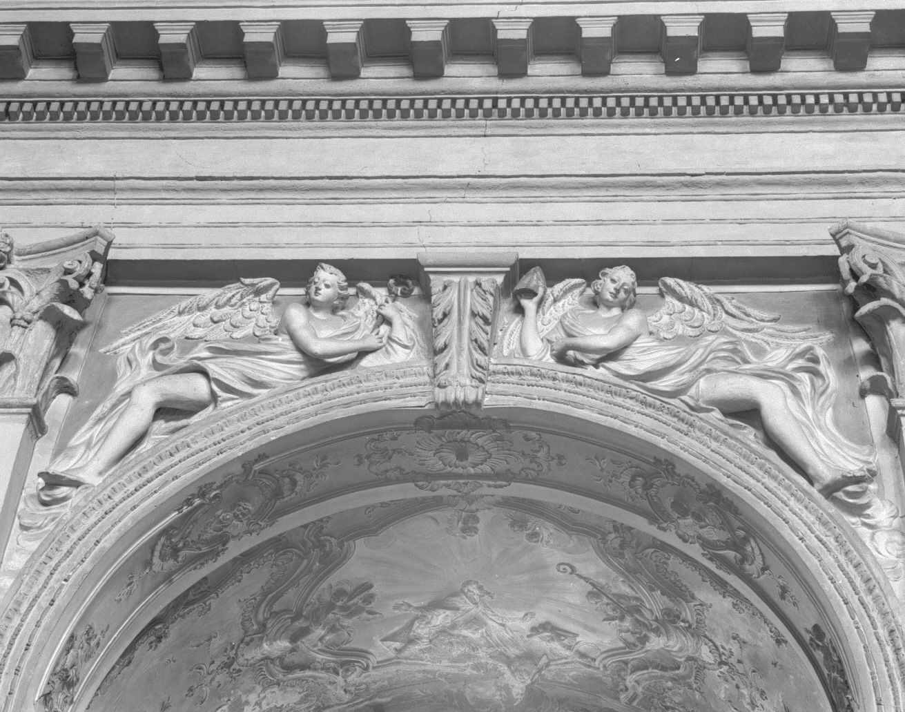 figure allegoriche femminili/ tiara (scultura) - ambito veneto (primo quarto sec. XVIII)