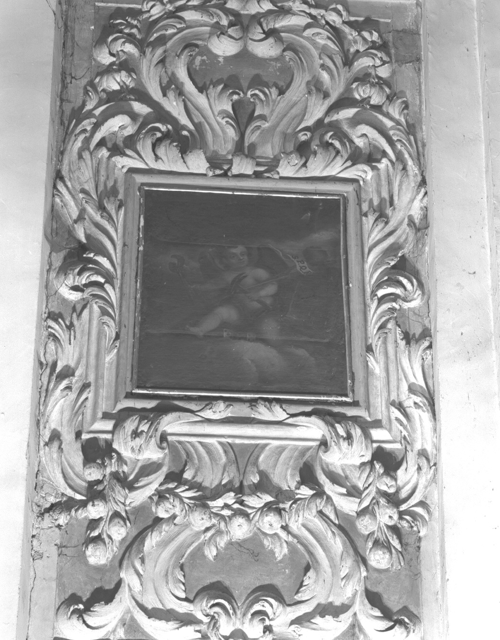 angelo con simboli della passione: tenaglia, martello e dadi da gioco (dipinto) - ambito veneto (secc. XVII/ XVIII)