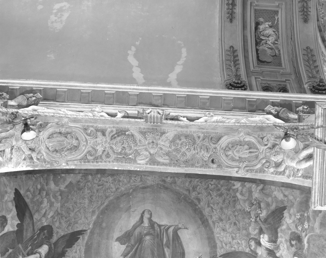 motivi decorativi vegetali con putti alati (decorazione plastica) - ambito veneto (primo quarto sec. XVII)