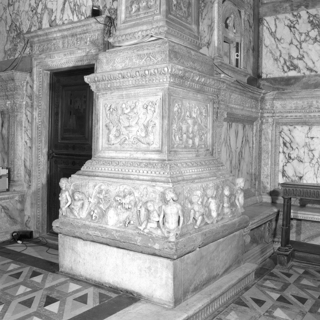 motivi decorativi a grottesche/ motivi decorativi floreali/ sirene/ putti alati (base di pilastro) di Lombardo Antonio (sec. XV)