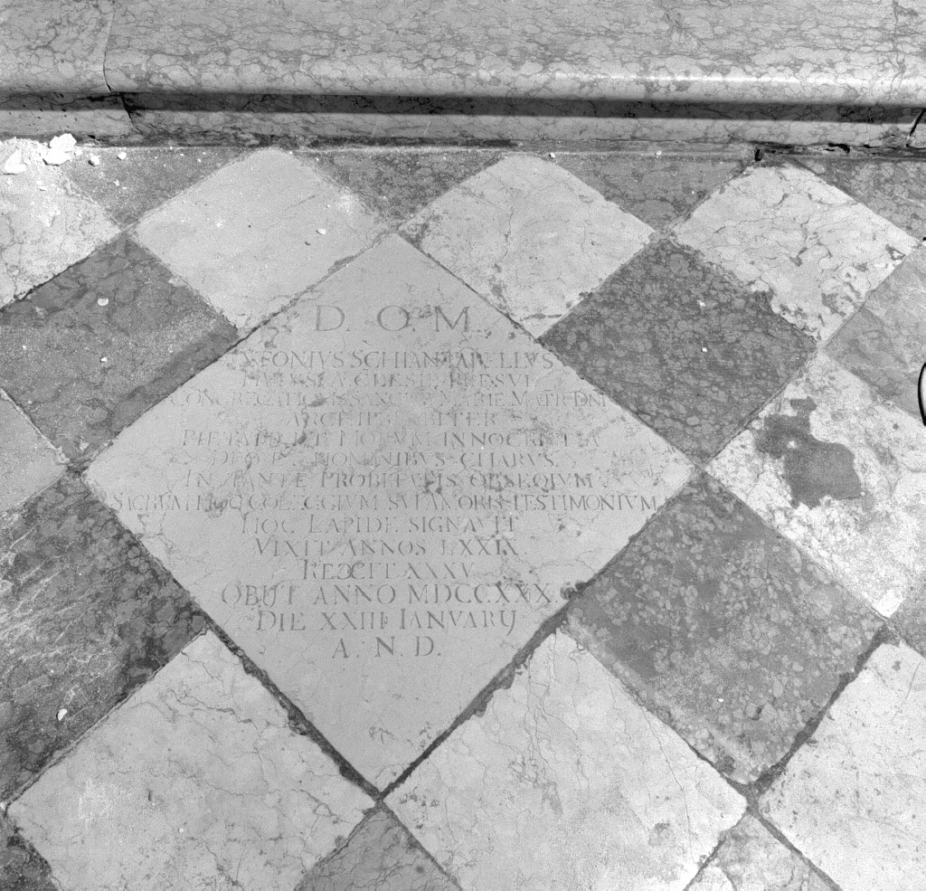 lapide tombale - ambito veneto (sec. XVIII)