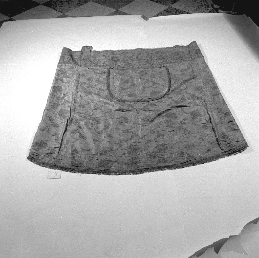 piviale - manifattura Italia centro-settentrionale (fine/inizio secc. XVII/ XVIII)