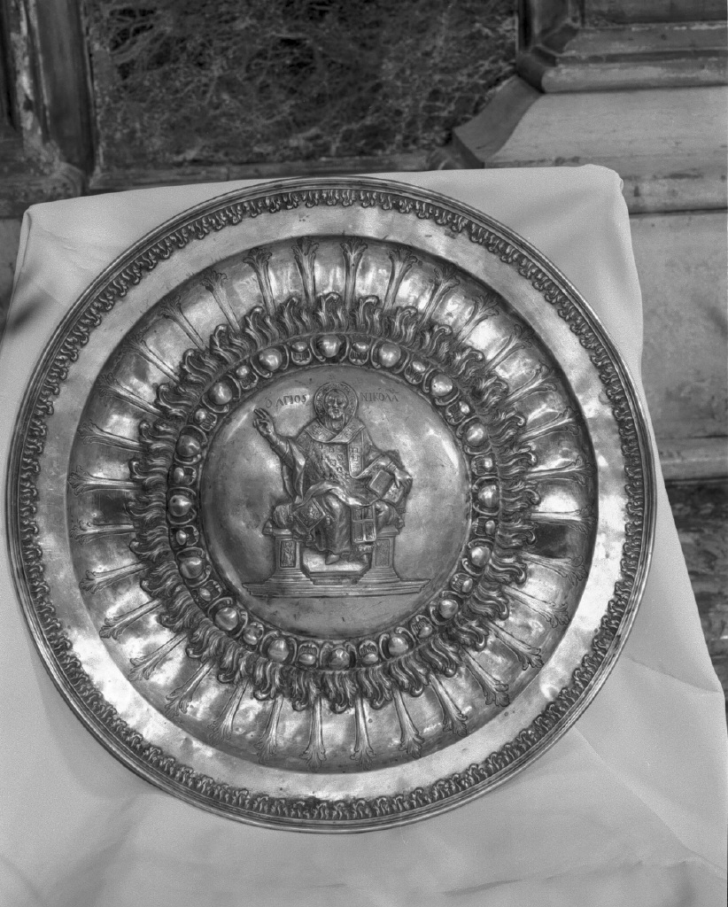 San Nicola di Mira in trono (piatto) - bottega veneziana (secc. XVII/ XVIII)