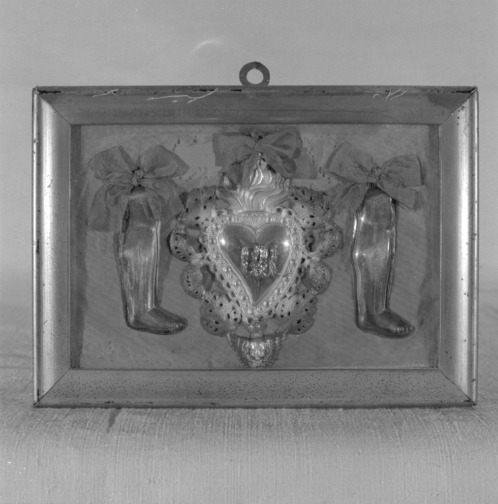 cuore fiammeggiante/ gambe di bambino (ex voto) - ambito veneziano (sec. XIX)