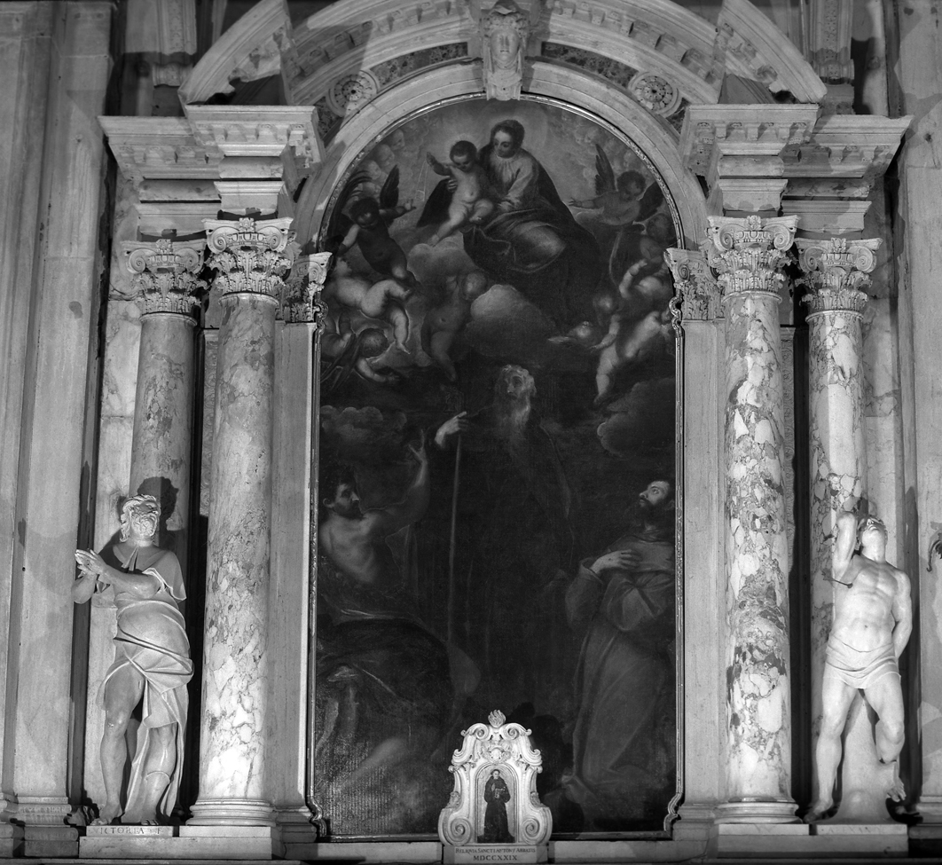 Sant'Antonio abate adora la Madonna, Madonna del Carmelo e santi (pala d'altare) di Peranda Santo (sec. XVII)