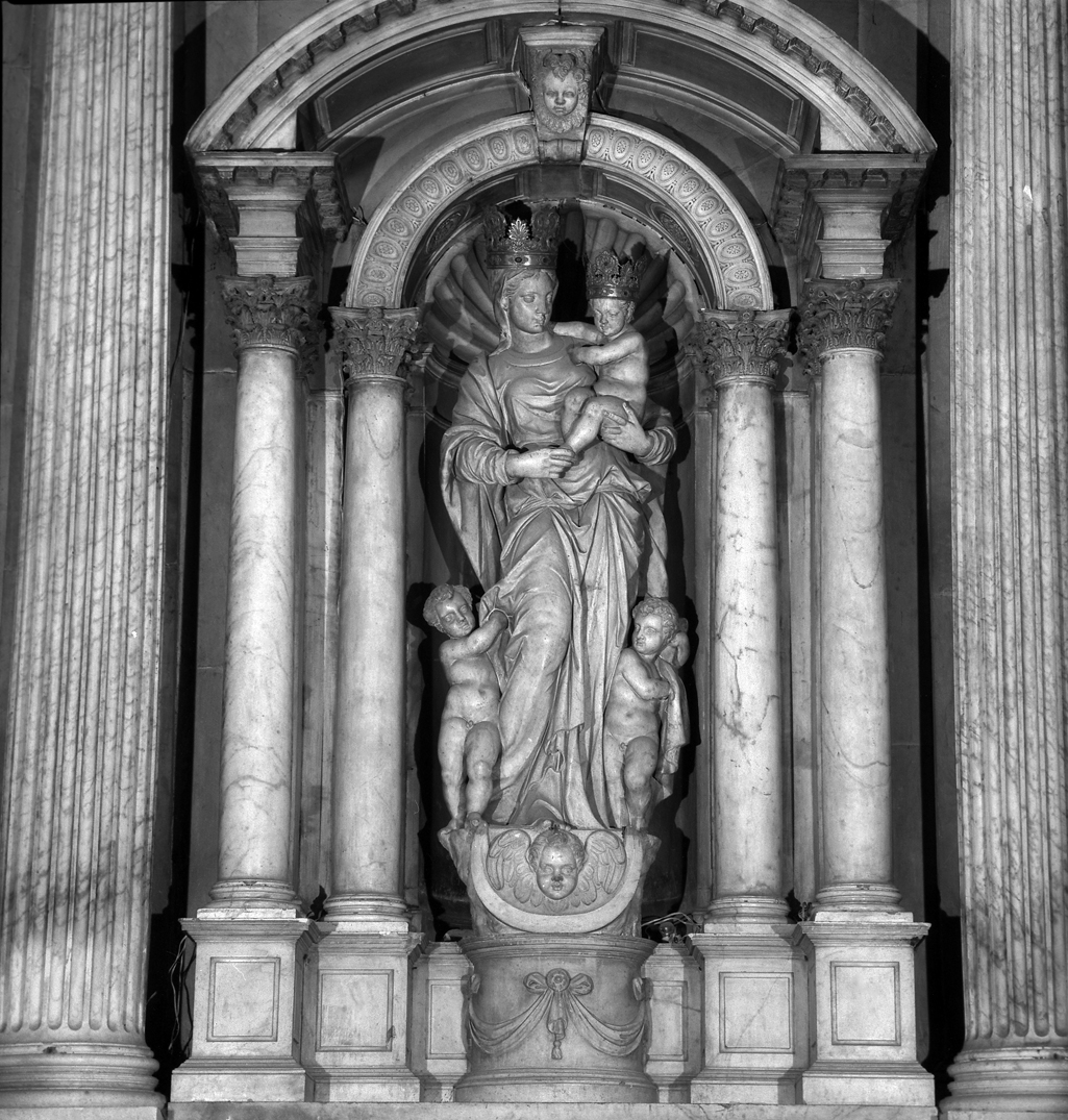 Madonna del Rosario, angeli e Madonna del Rosario (gruppo scultoreo) di Campagna Girolamo (fine/inizio secc. XVI/ XVII)