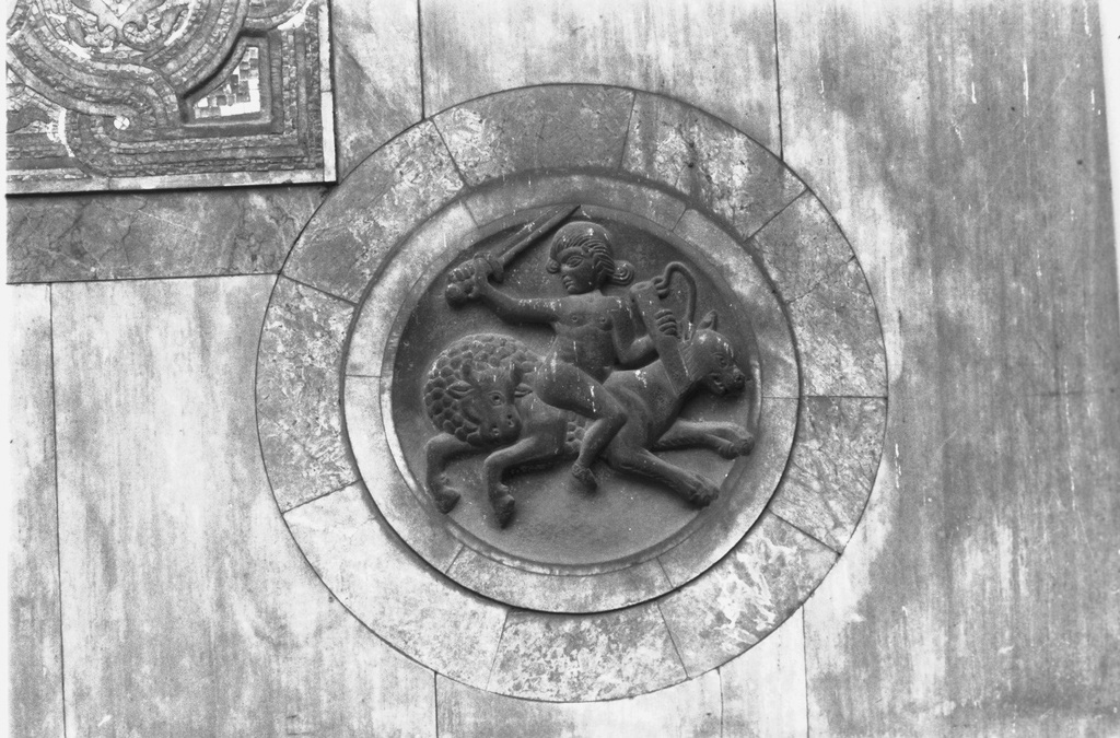 giovane a cavallo di un mostro (patera) - ambito veneziano (inizio sec. XIII)