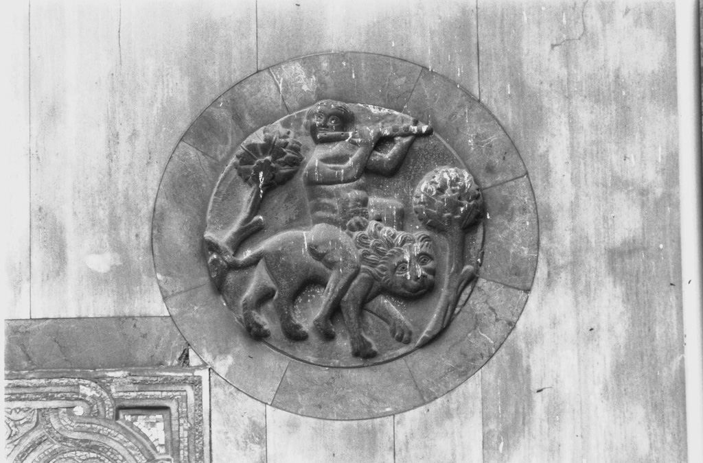 giovane flautista a cavallo di un leone (patera) - ambito veneziano (inizio sec. XIII)