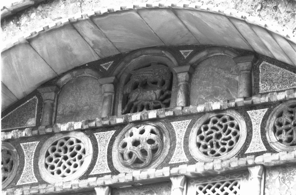 aquila che assale un agnello (finestrella) - ambito veneto (sec. XIII)