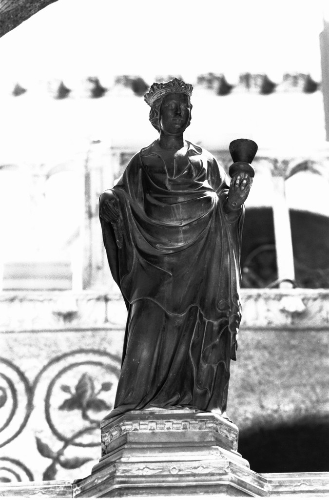 Santa Chiara (scultura, elemento d'insieme) di Dalle Masegne Pierpaolo (sec. XIV)