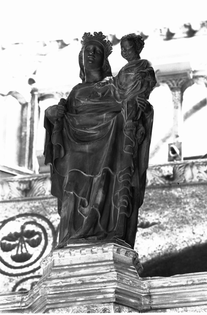Madonna con Bambino (scultura, elemento d'insieme) di Dalle Masegne Pierpaolo (sec. XIV)