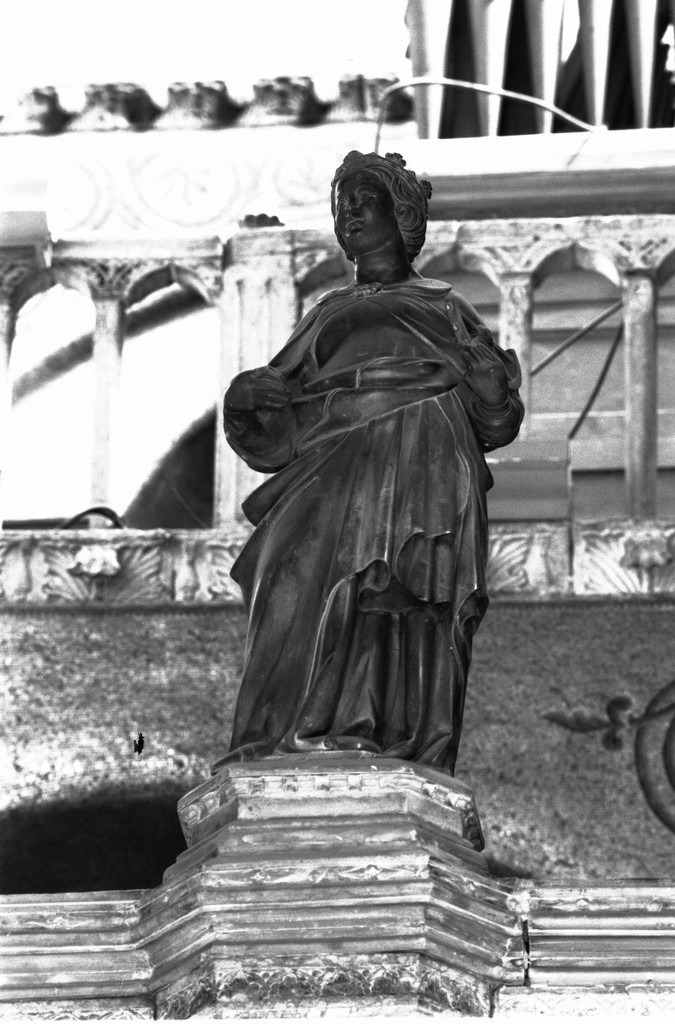 Santa Caterina (scultura, elemento d'insieme) di Dalle Masegne Pierpaolo (sec. XIV)