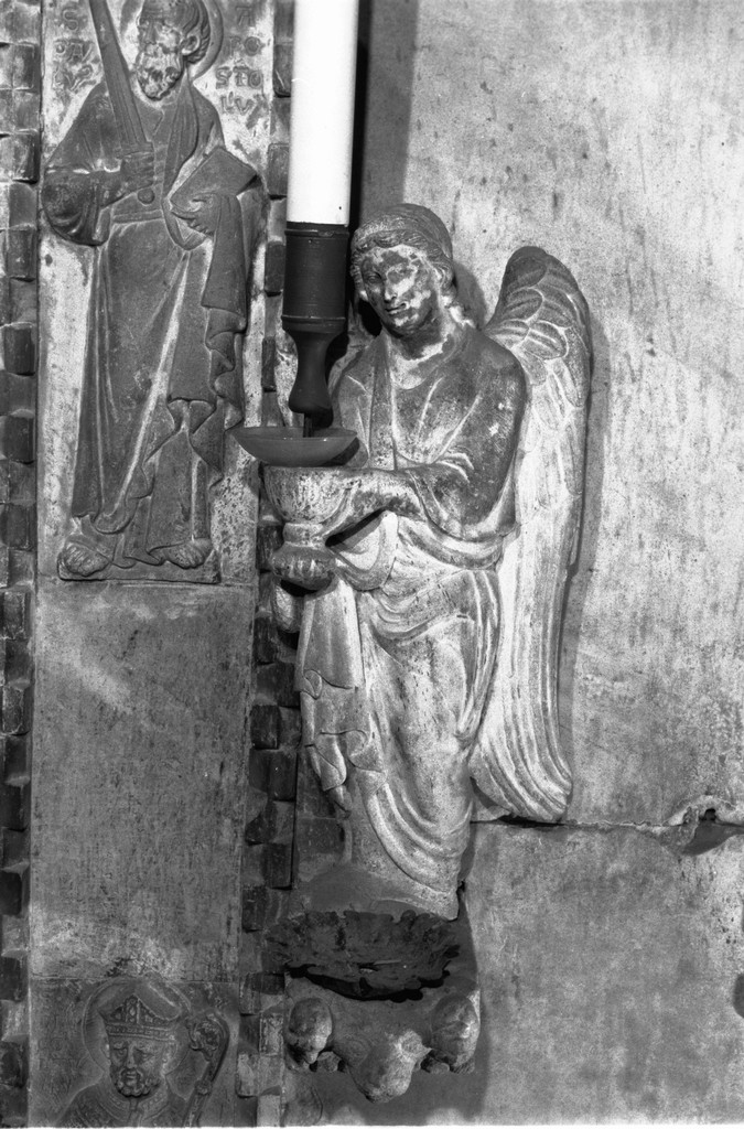 angelo reggicandelabro (rilievo, elemento d'insieme) - ambito veneziano (sec. XIV)