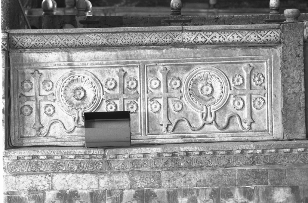 croce e fiori (pluteo, elemento d'insieme) - ambito veneziano (sec. XII)