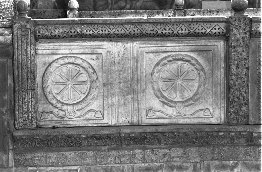 monogramma cristologico (pluteo, elemento d'insieme) - ambito greco (secc. VI/ VII)