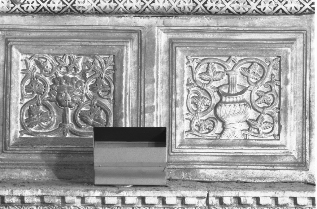 motivi decorativi vegetali e protome leonina (pluteo, elemento d'insieme) - ambito veneziano (metà sec. XII)