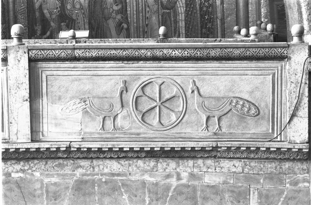 monogramma cristologico e pavoni (pluteo, elemento d'insieme) - ambito adriatico (fine sec. VI)