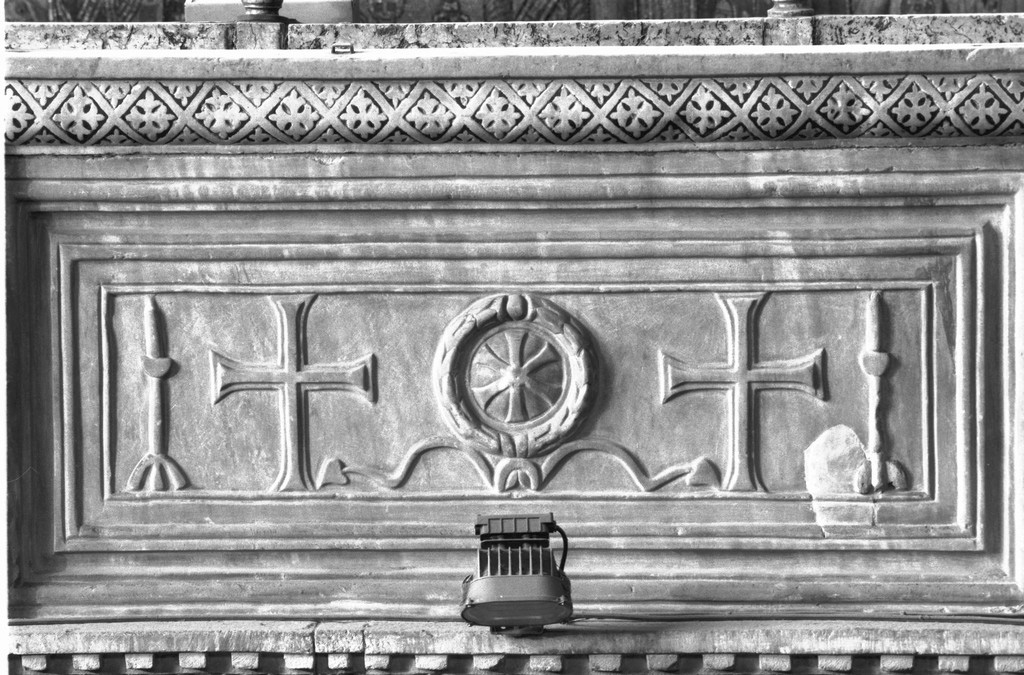 monogramma cristologico (pluteo, elemento d'insieme) - ambito veneziano (secc. X/ XI)