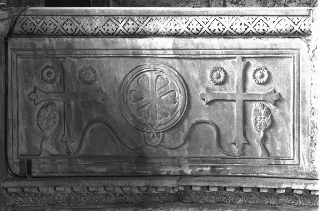 croci, fiori e alberi (pluteo, elemento d'insieme) - ambito veneziano (sec. XII)