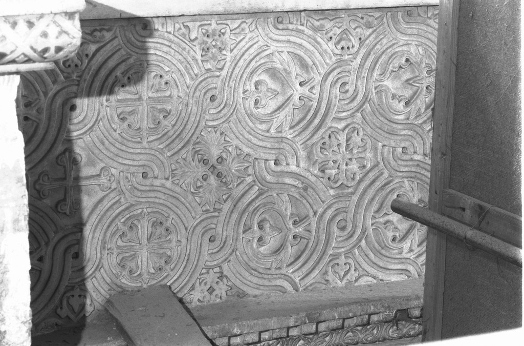 motivi decorativi vegetali (pluteo, elemento d'insieme) - ambito veneto (sec. X)