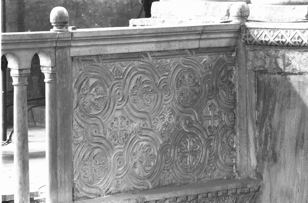 motivi decorativi vegetali (pluteo, elemento d'insieme) - ambito veneto (sec. X)