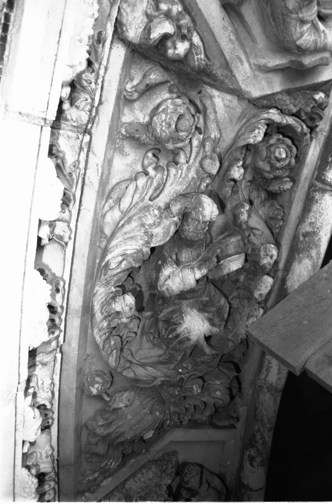 Santo (rilievo, elemento d'insieme) di Giovanni di Martino da Fiesole (attribuito) (prima metà sec. XV)