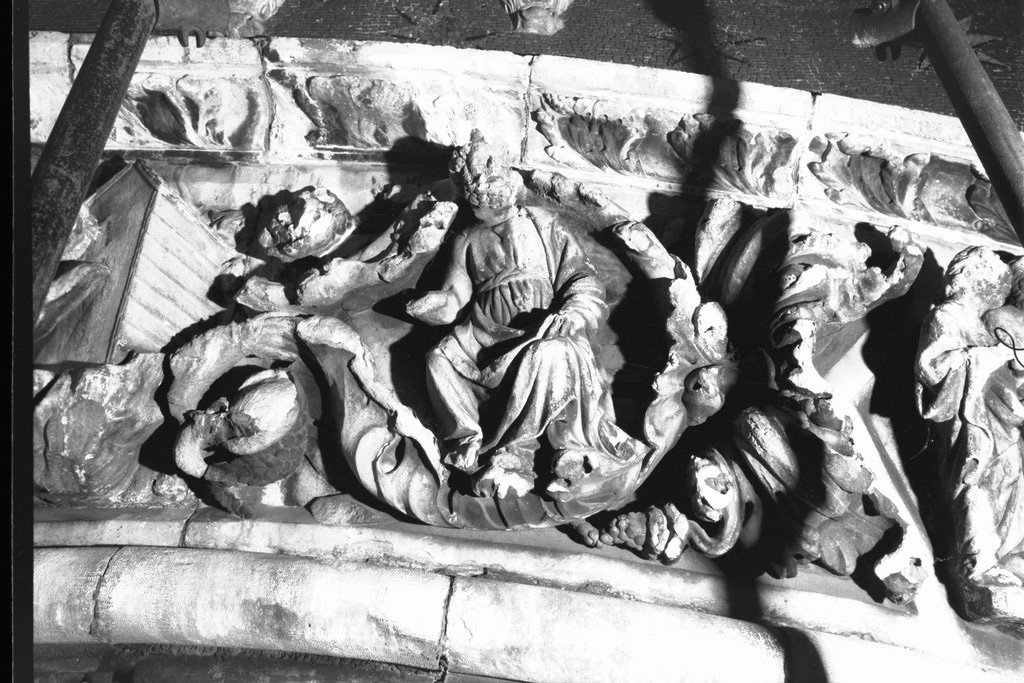 Santo (rilievo, elemento d'insieme) di Giovanni di Martino da Fiesole (attribuito) (prima metà sec. XV)