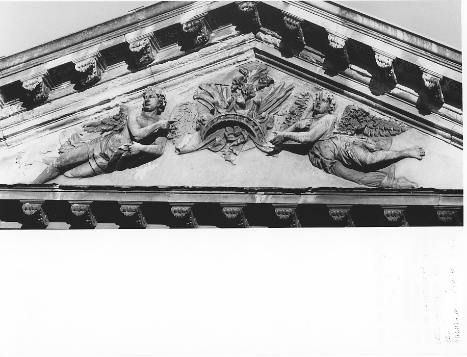 angeli reggicorona (decorazione plastica) di Bendazzoli Giovanni Battista (sec. XVIII)