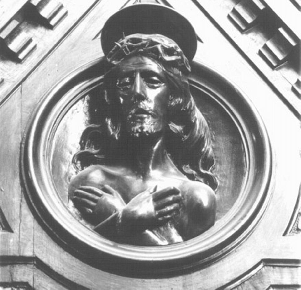 Cristo in pietà (rilievo, elemento d'insieme) di Chemello Ferruccio (sec. XX)