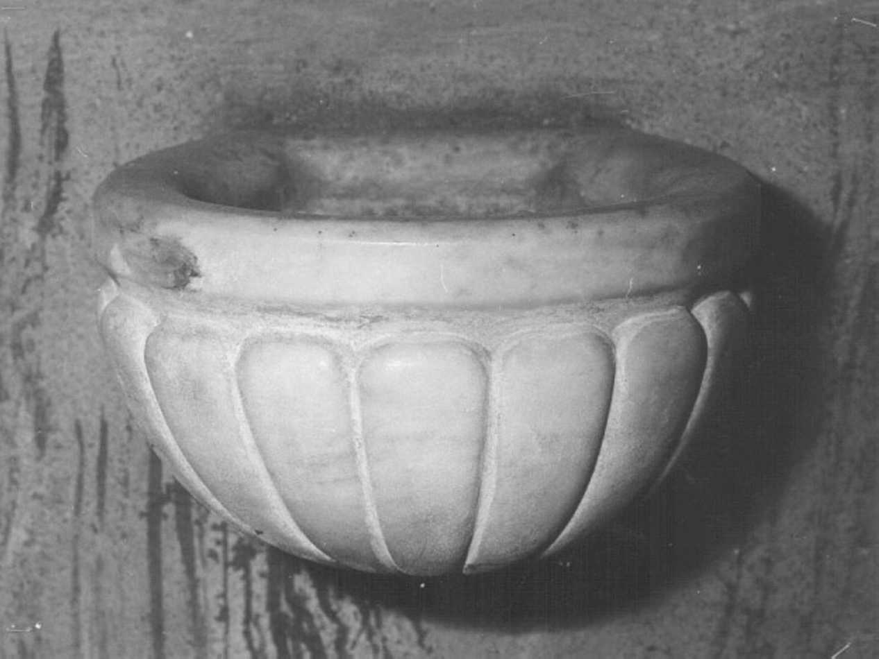 acquasantiera - a conchiglia - bottega veronese (prima metà sec. XIX)