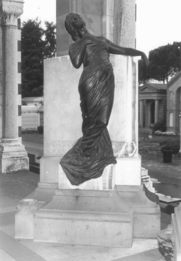 figura femminile dolente (statua) di Rizzo Giovanni, Crosara R (sec. XX)
